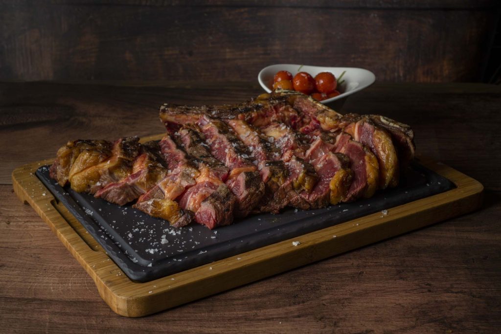 Carne parrillada brasas